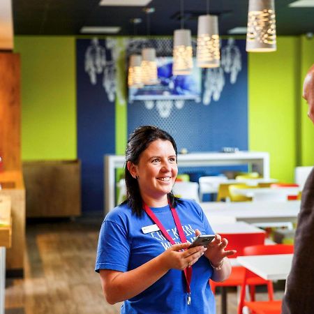 Ibis Budget London Гаунслоу Екстер'єр фото