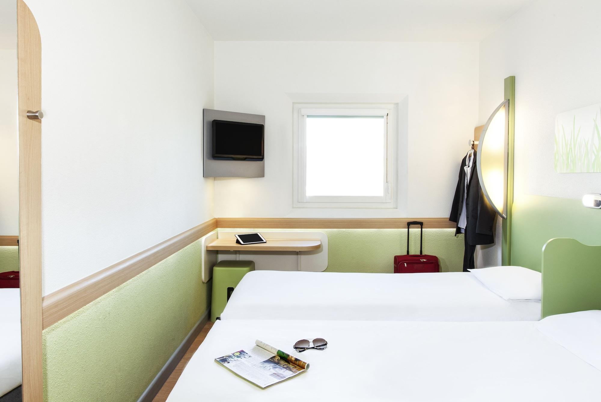 Ibis Budget London Гаунслоу Екстер'єр фото