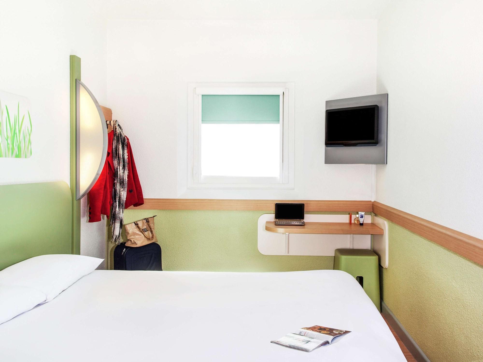 Ibis Budget London Гаунслоу Екстер'єр фото