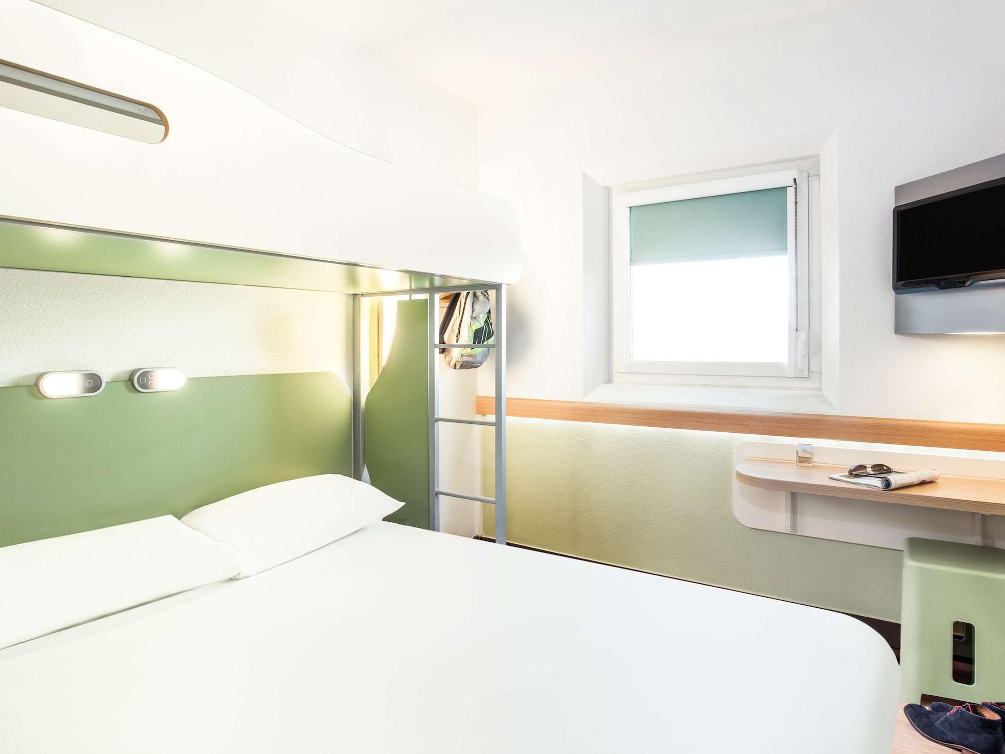 Ibis Budget London Гаунслоу Екстер'єр фото