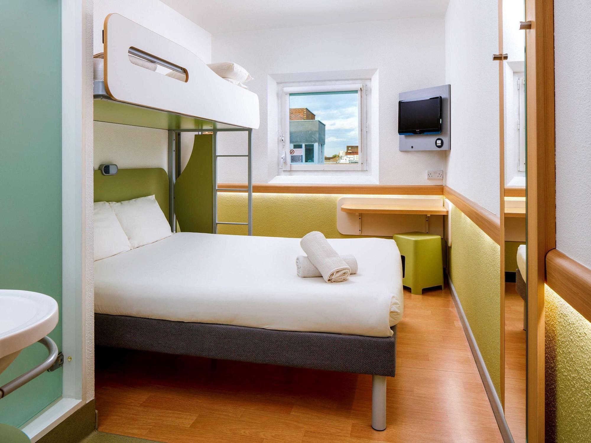 Ibis Budget London Гаунслоу Екстер'єр фото