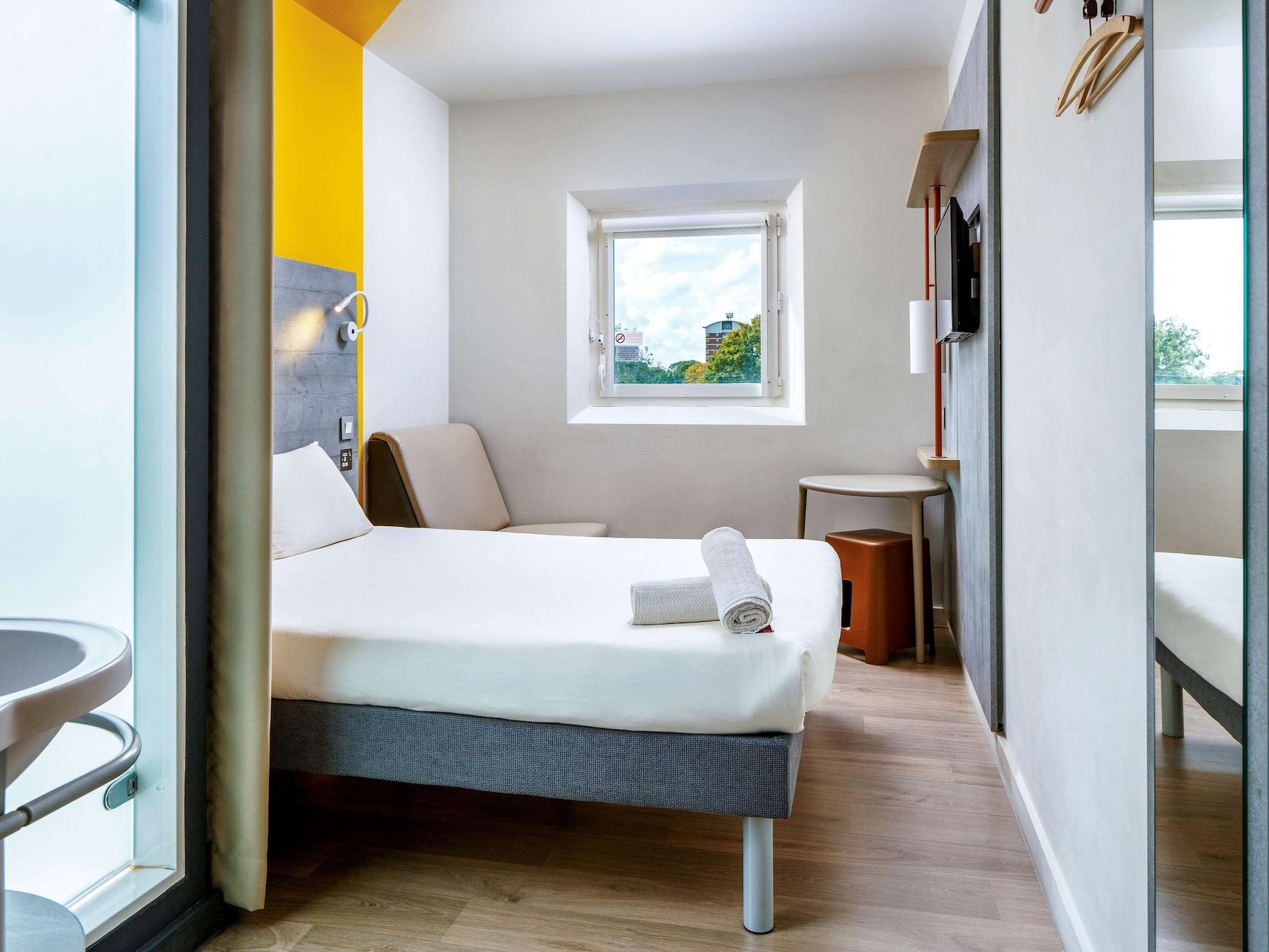 Ibis Budget London Гаунслоу Екстер'єр фото