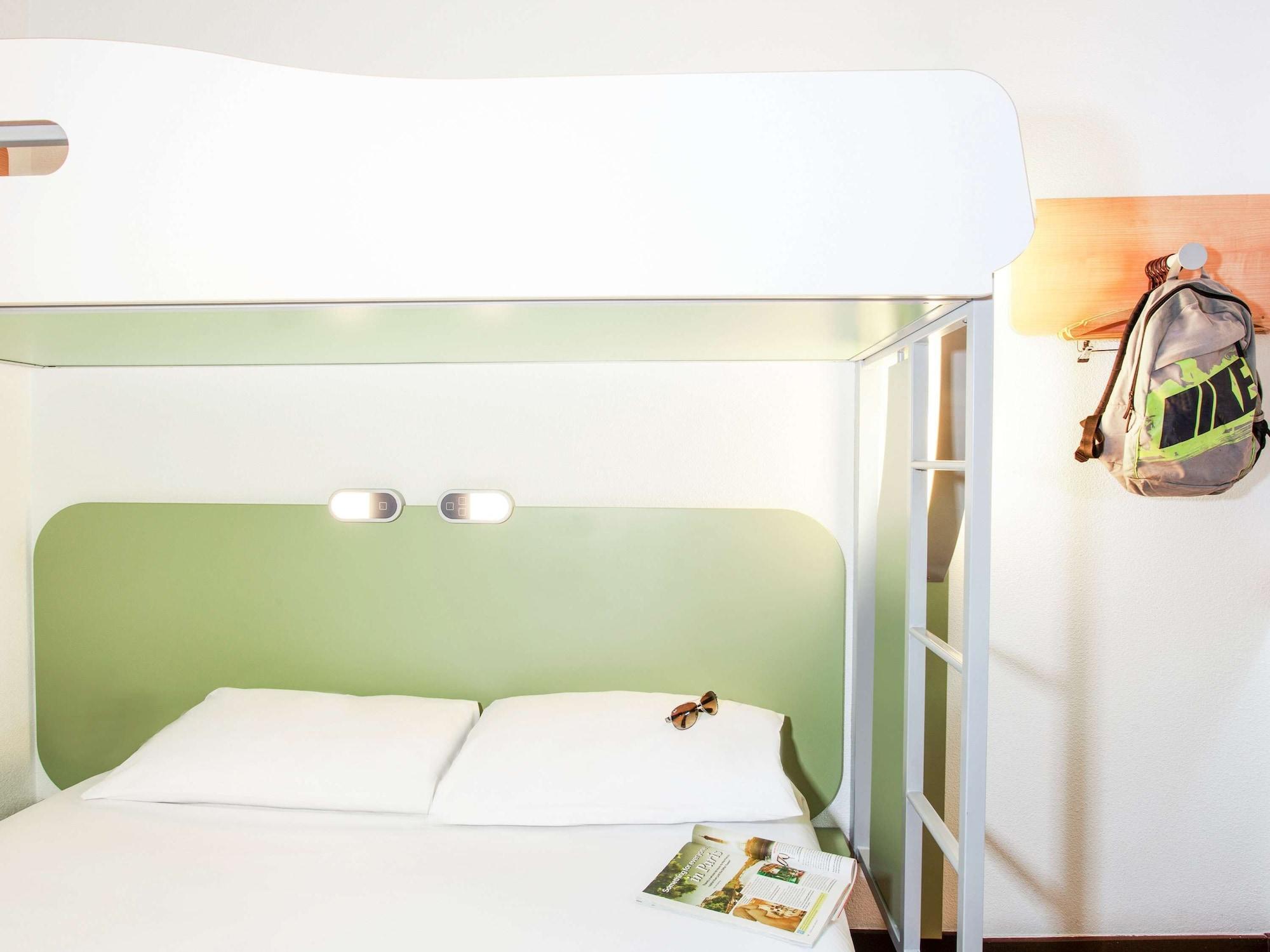 Ibis Budget London Гаунслоу Екстер'єр фото