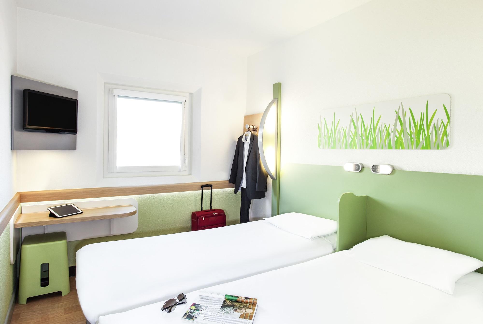 Ibis Budget London Гаунслоу Екстер'єр фото