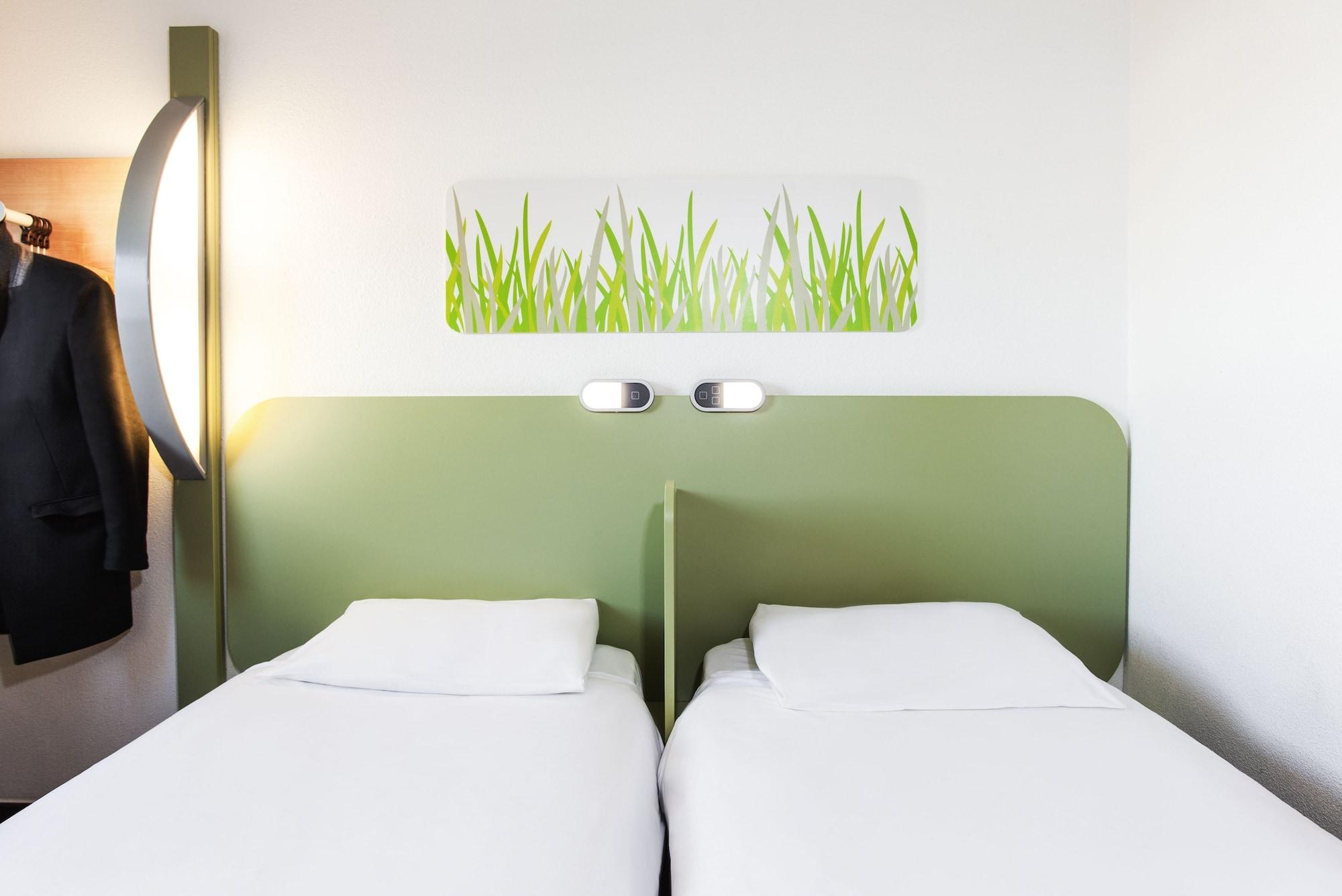 Ibis Budget London Гаунслоу Екстер'єр фото