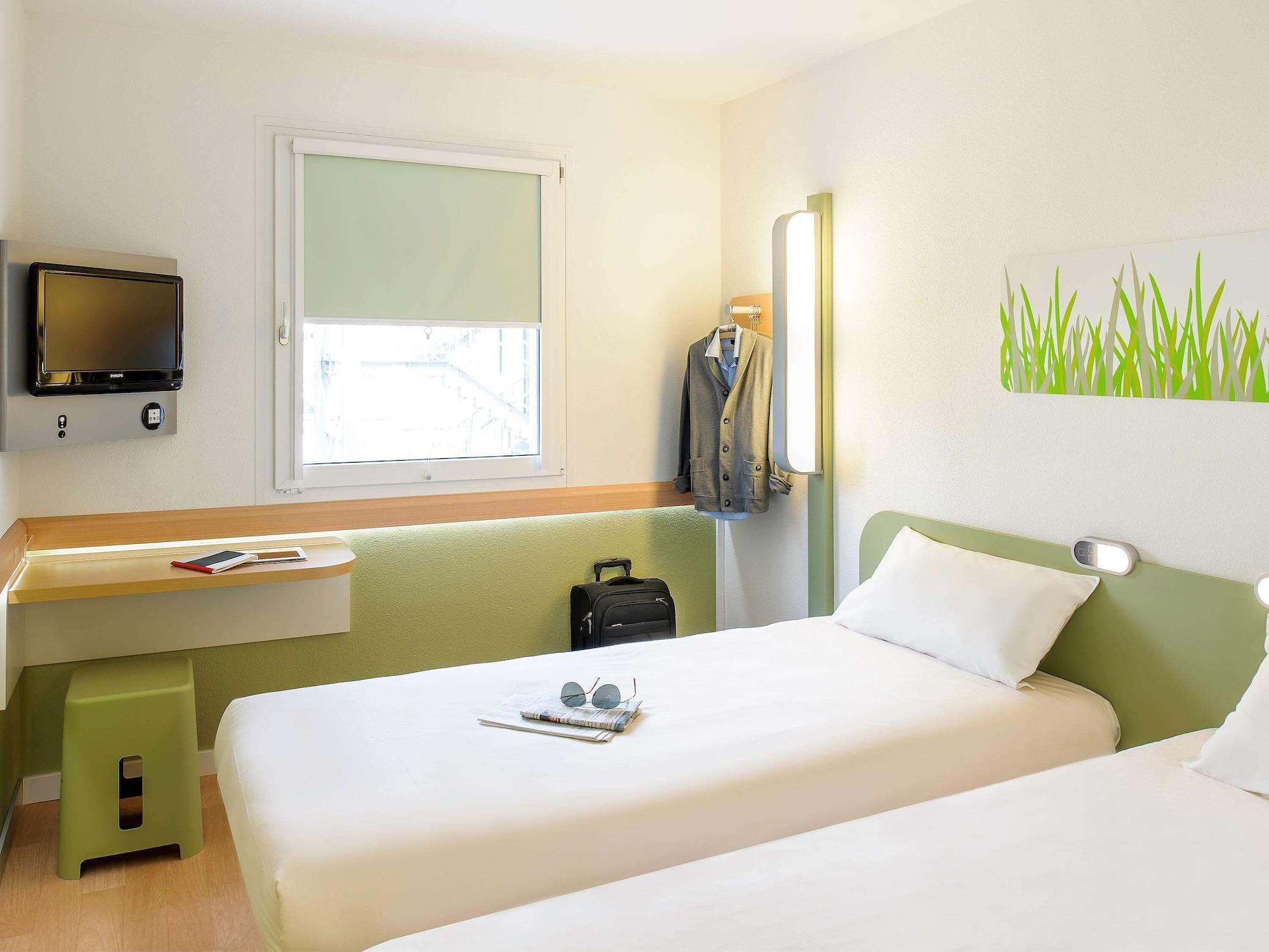 Ibis Budget London Гаунслоу Екстер'єр фото