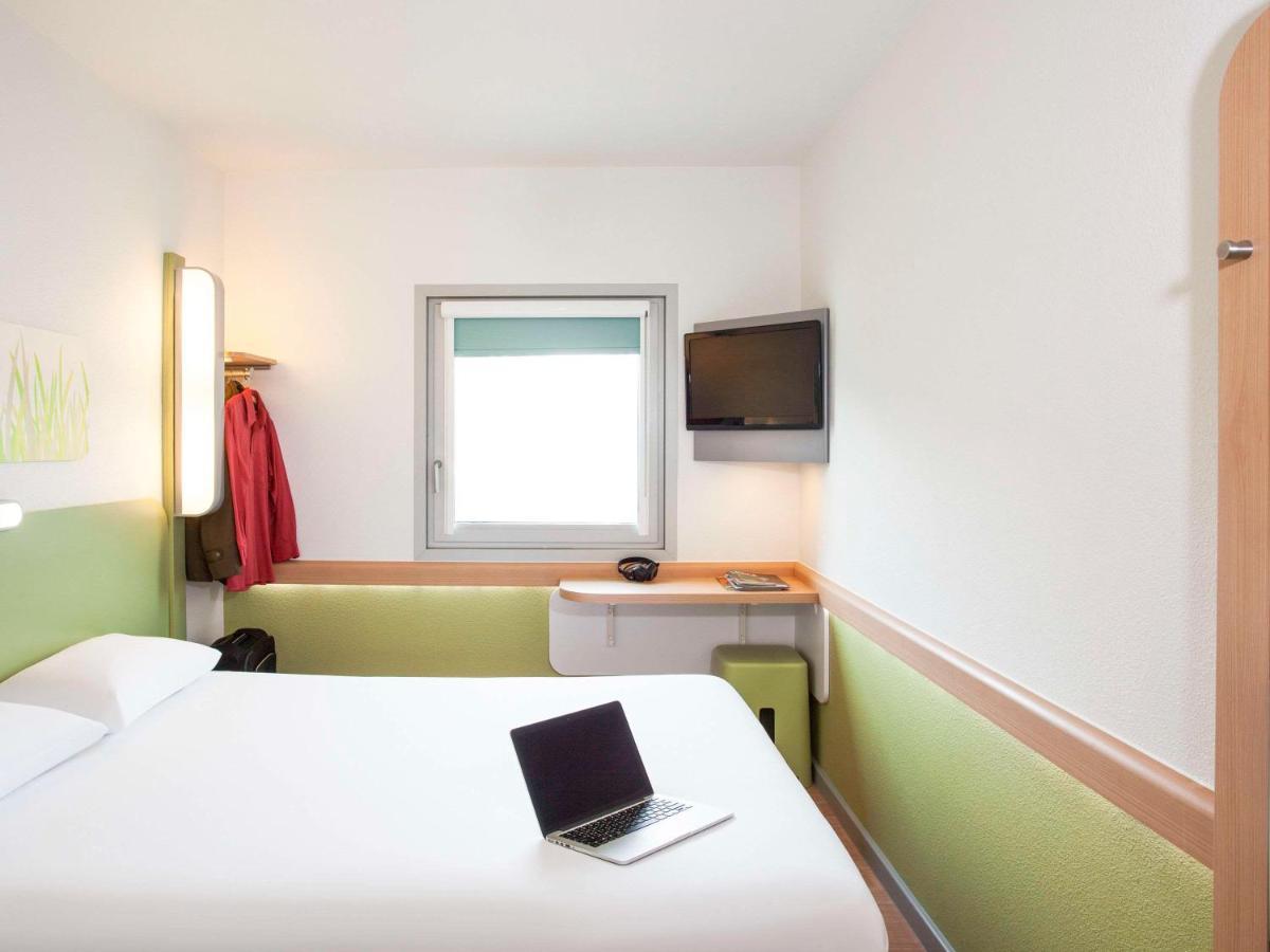 Ibis Budget London Гаунслоу Екстер'єр фото
