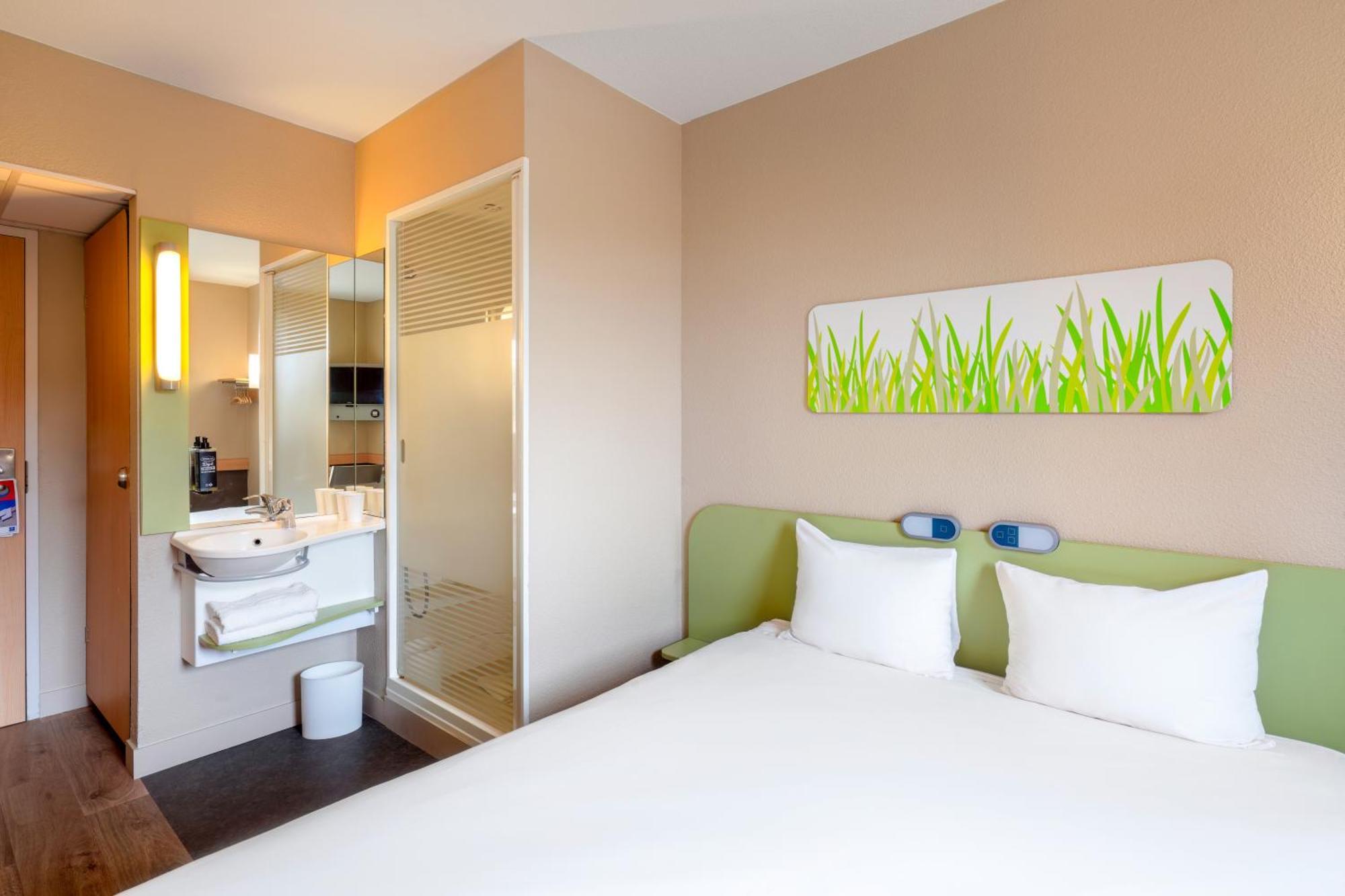 Ibis Budget London Гаунслоу Екстер'єр фото