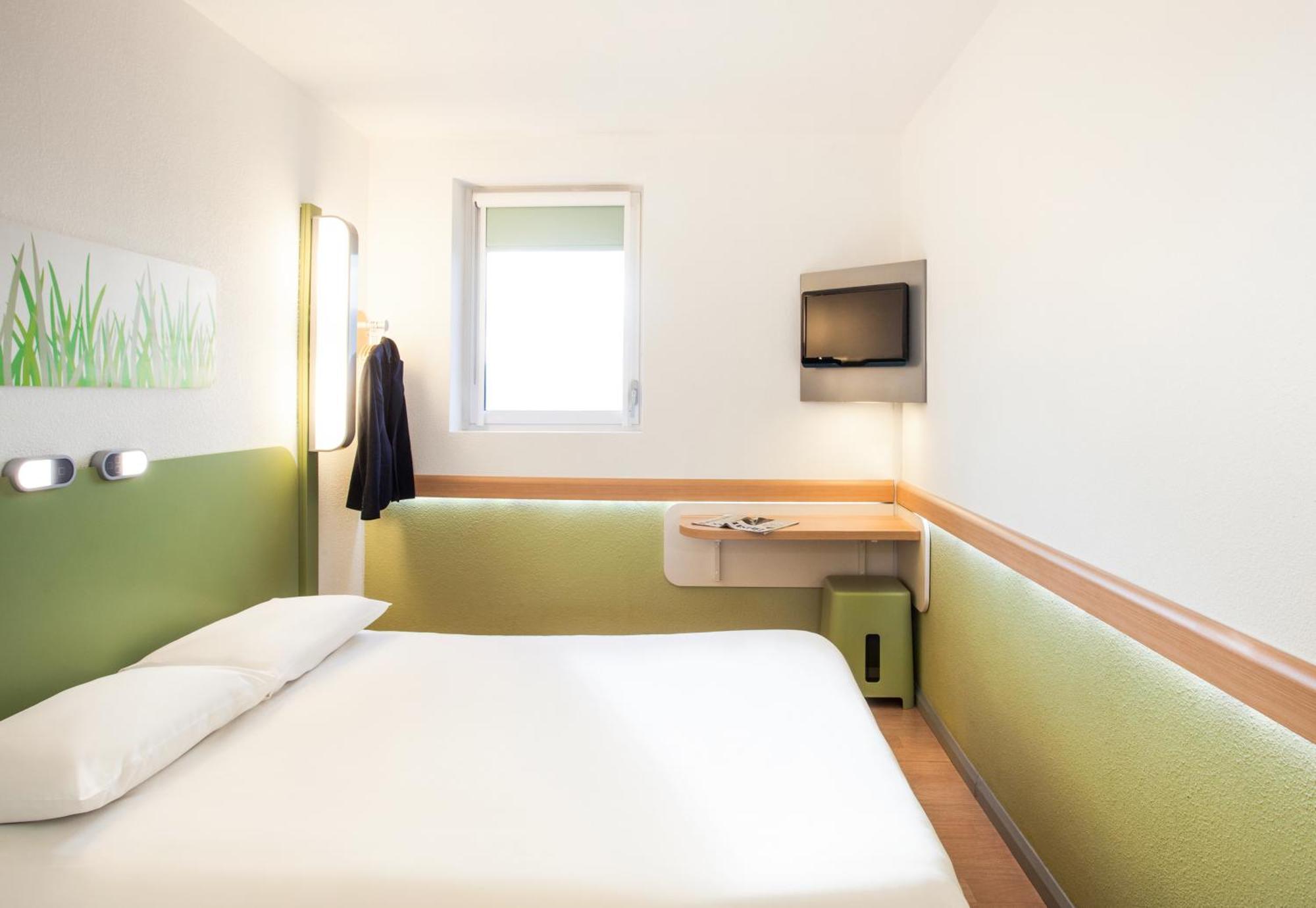 Ibis Budget London Гаунслоу Екстер'єр фото