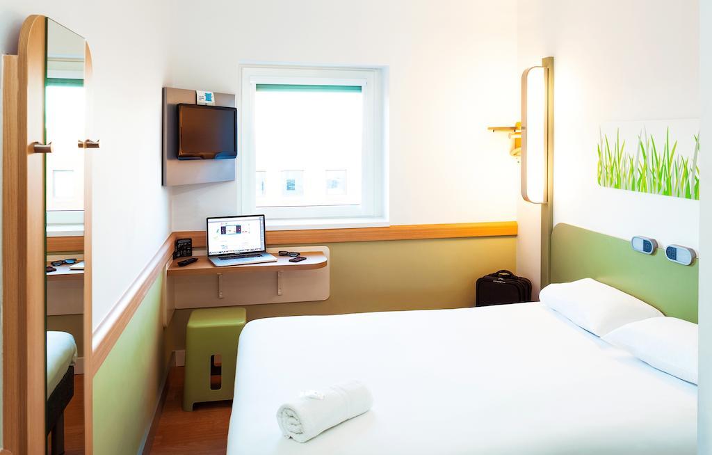 Ibis Budget London Гаунслоу Екстер'єр фото