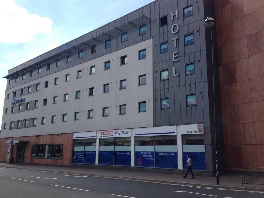 Ibis Budget London Гаунслоу Екстер'єр фото