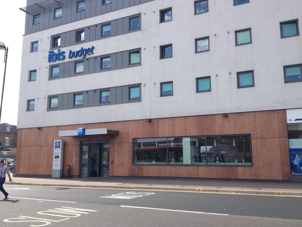 Ibis Budget London Гаунслоу Екстер'єр фото
