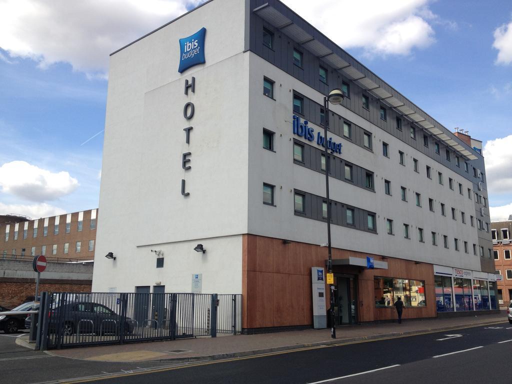 Ibis Budget London Гаунслоу Екстер'єр фото
