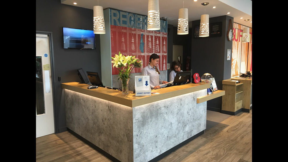 Ibis Budget London Гаунслоу Екстер'єр фото