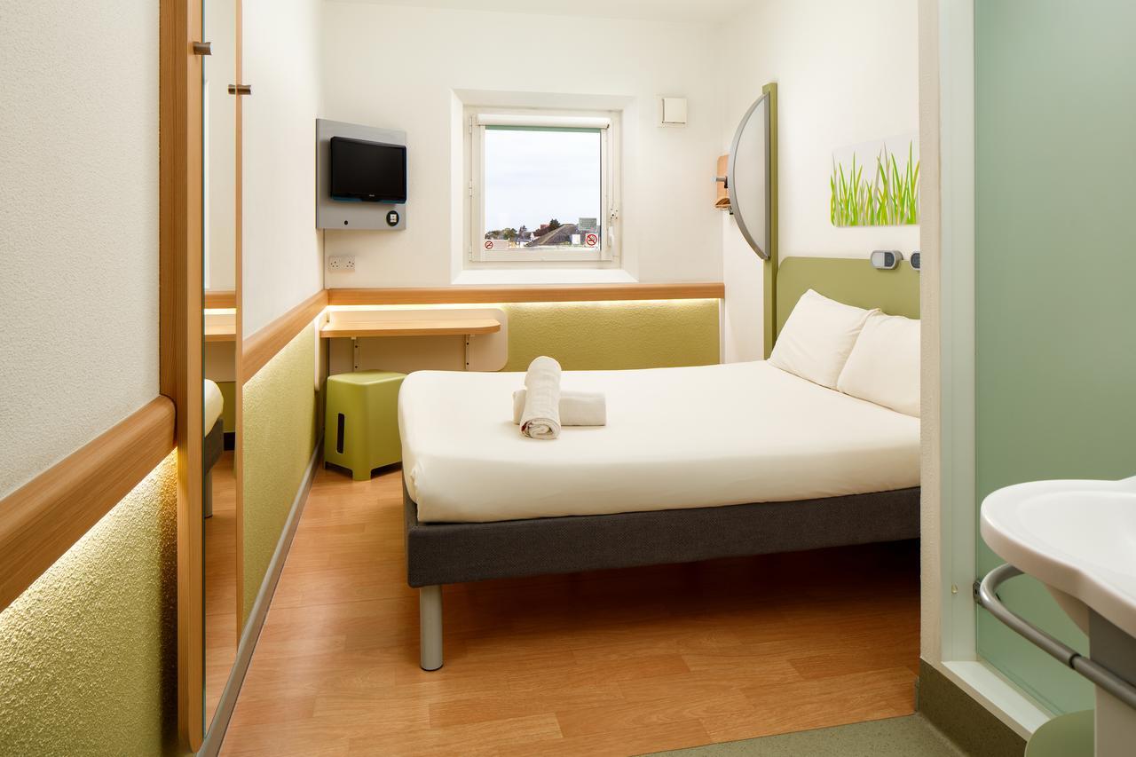 Ibis Budget London Гаунслоу Екстер'єр фото
