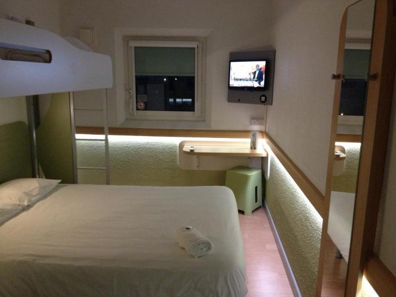 Ibis Budget London Гаунслоу Екстер'єр фото