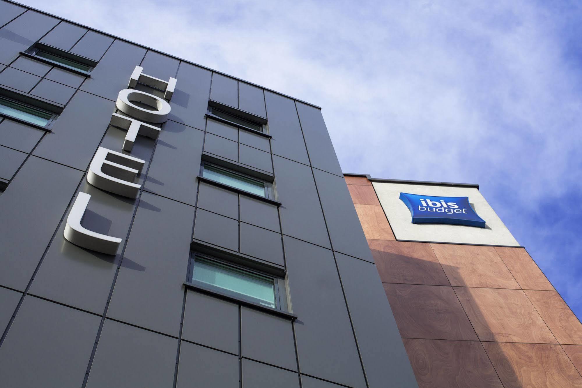 Ibis Budget London Гаунслоу Екстер'єр фото