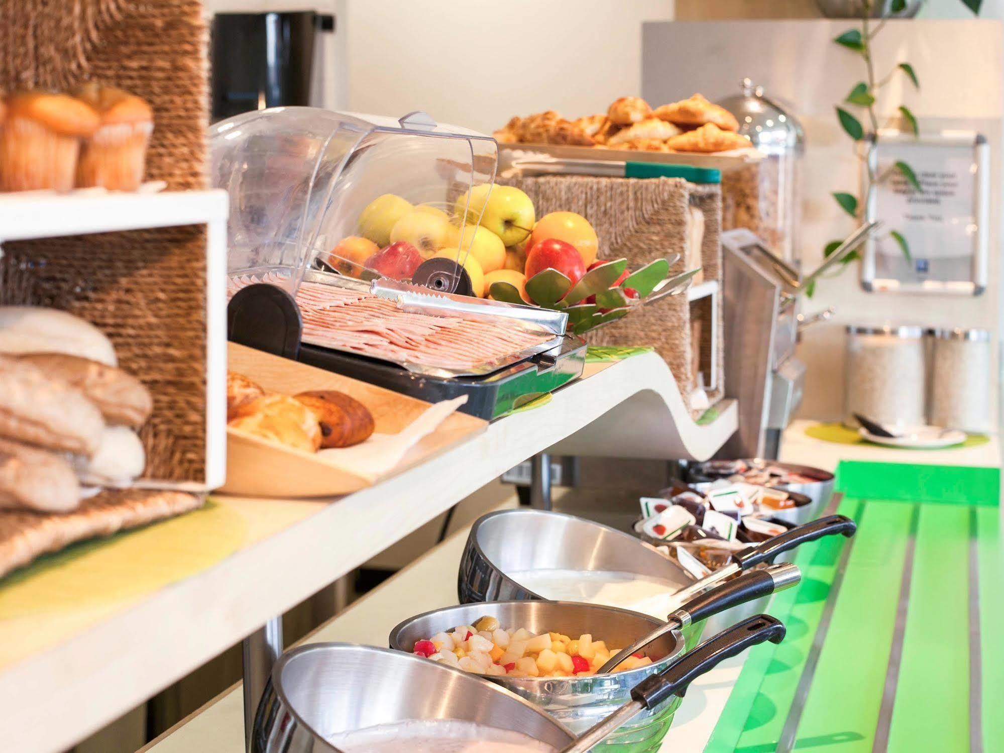 Ibis Budget London Гаунслоу Екстер'єр фото