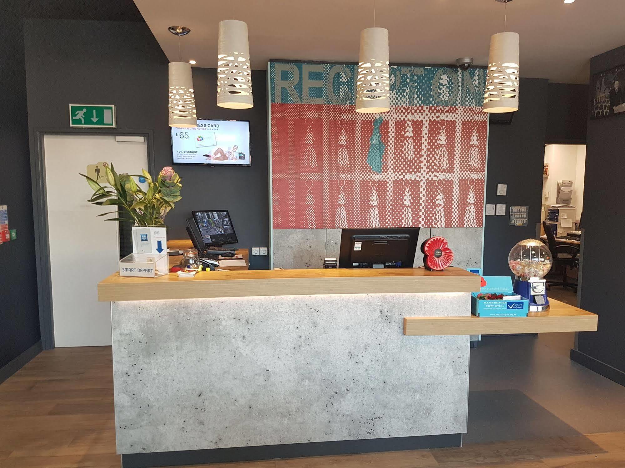 Ibis Budget London Гаунслоу Екстер'єр фото