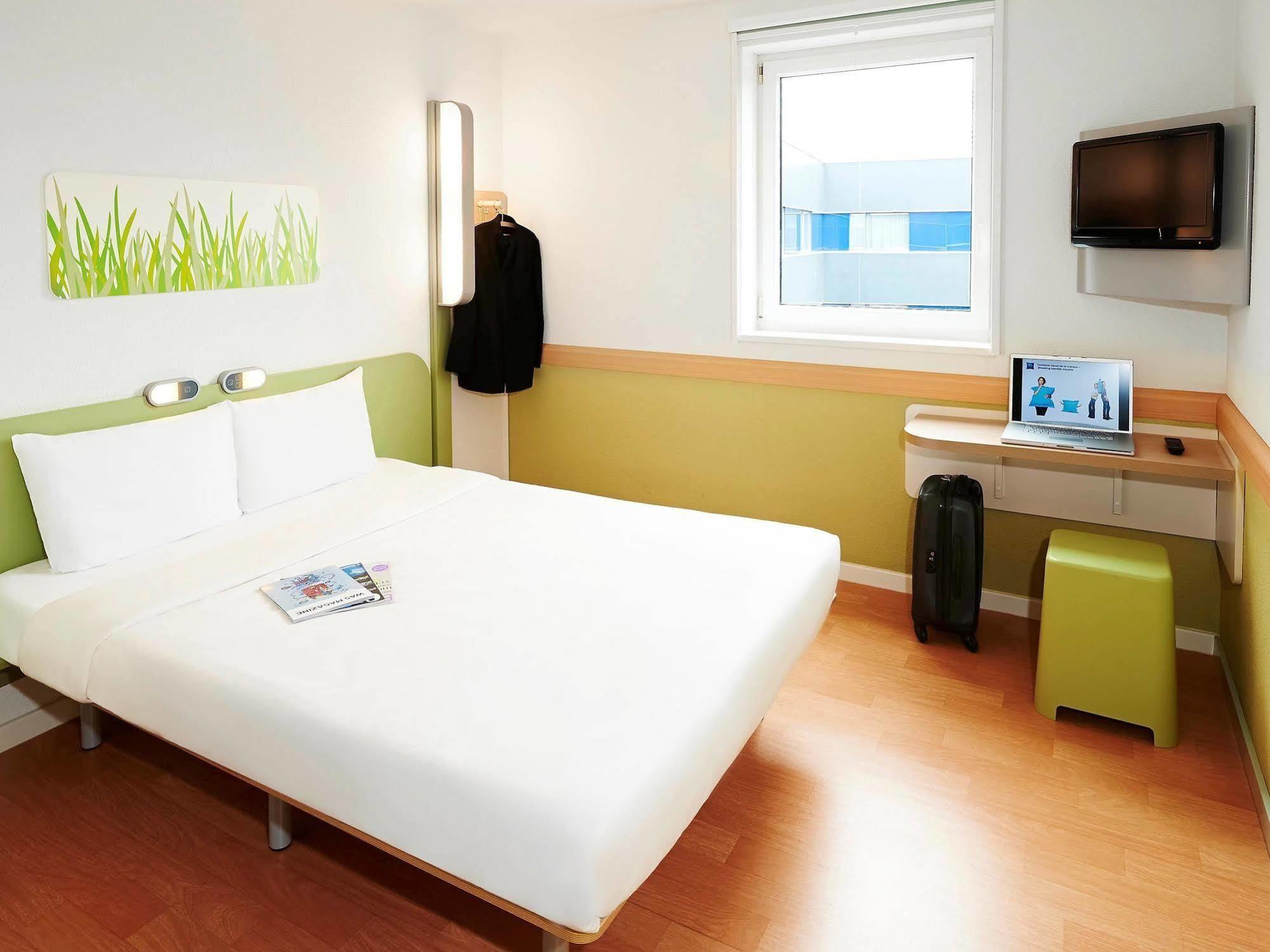 Ibis Budget London Гаунслоу Екстер'єр фото