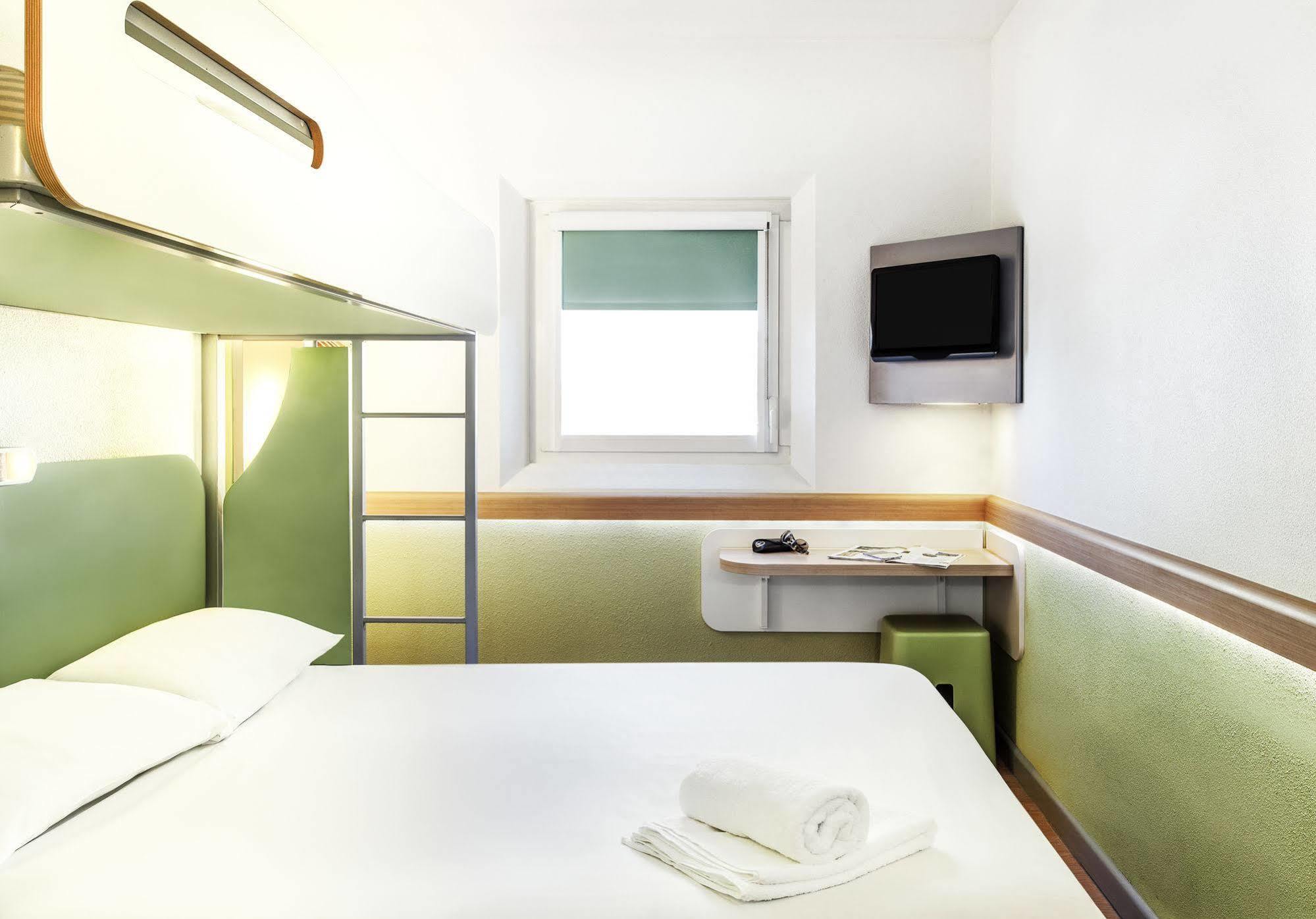 Ibis Budget London Гаунслоу Екстер'єр фото