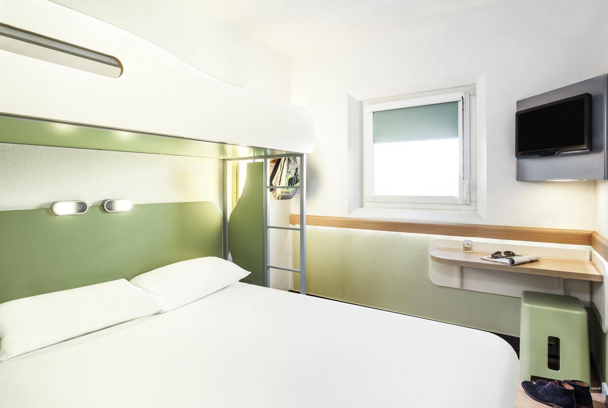 Ibis Budget London Гаунслоу Екстер'єр фото