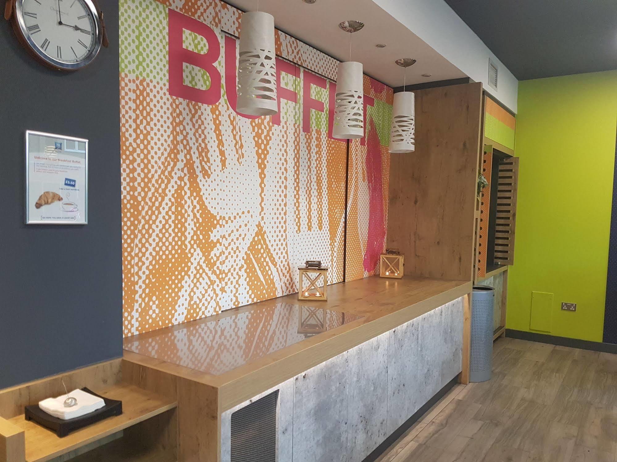 Ibis Budget London Гаунслоу Екстер'єр фото