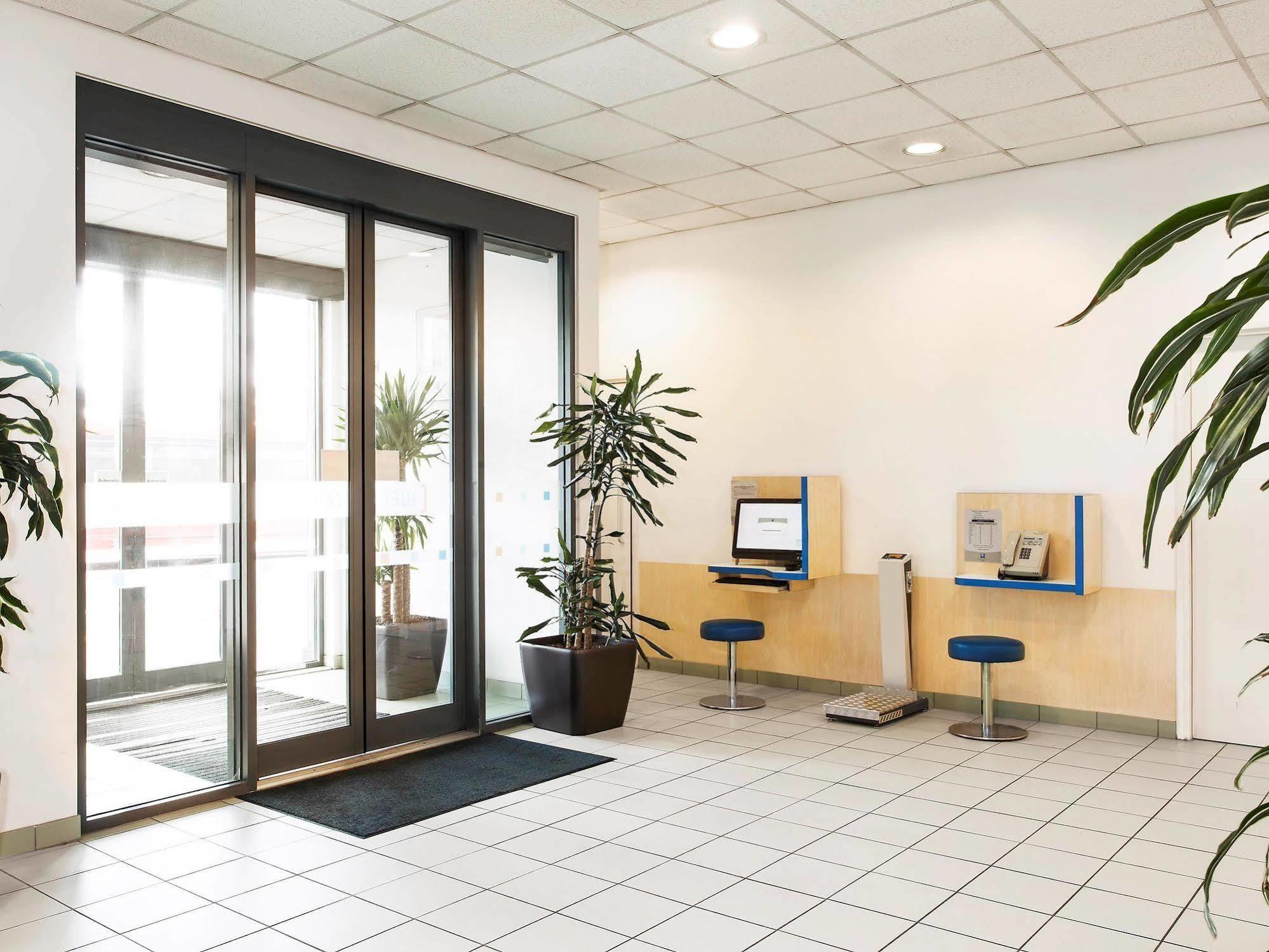 Ibis Budget London Гаунслоу Екстер'єр фото
