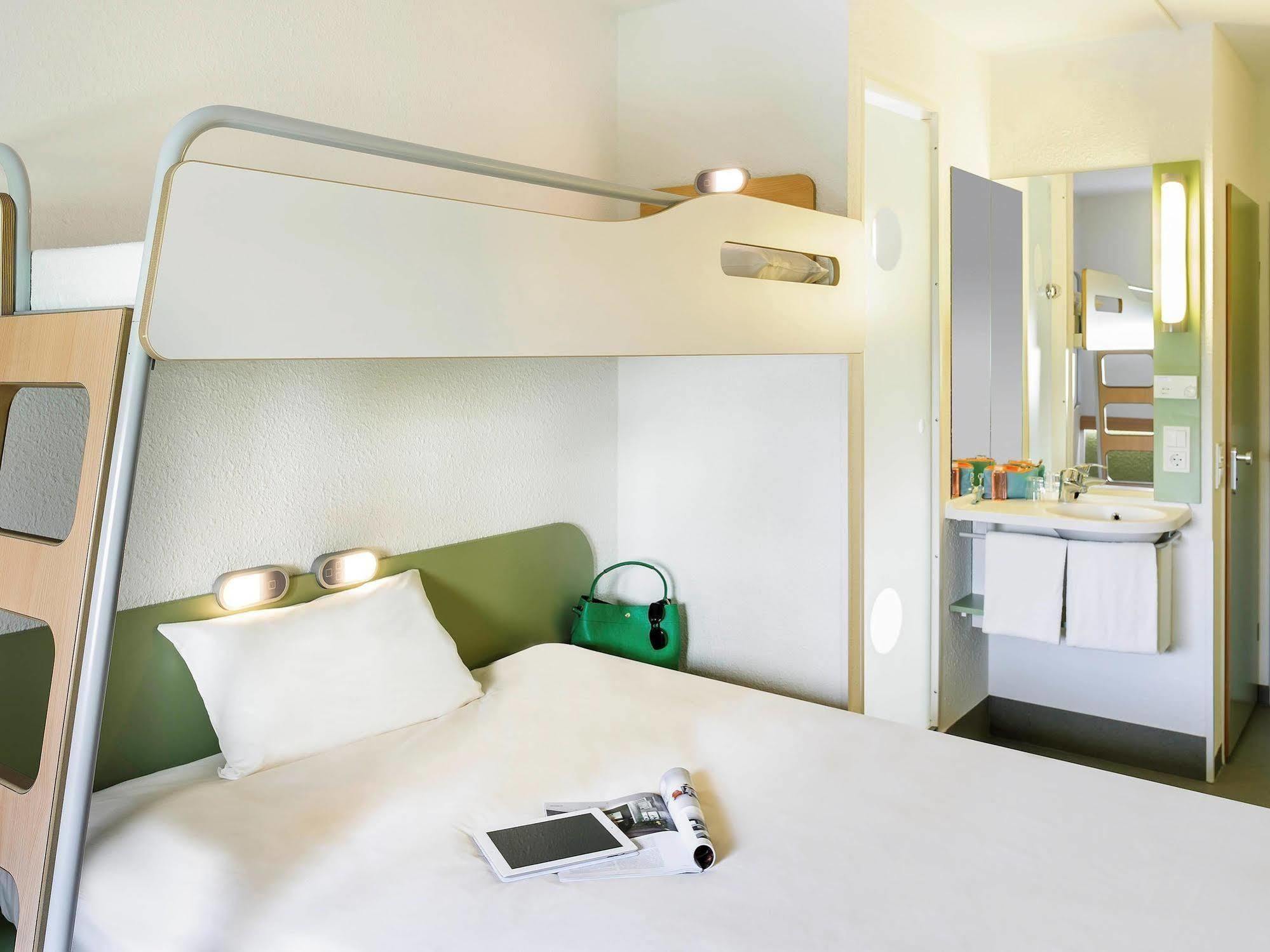 Ibis Budget London Гаунслоу Екстер'єр фото