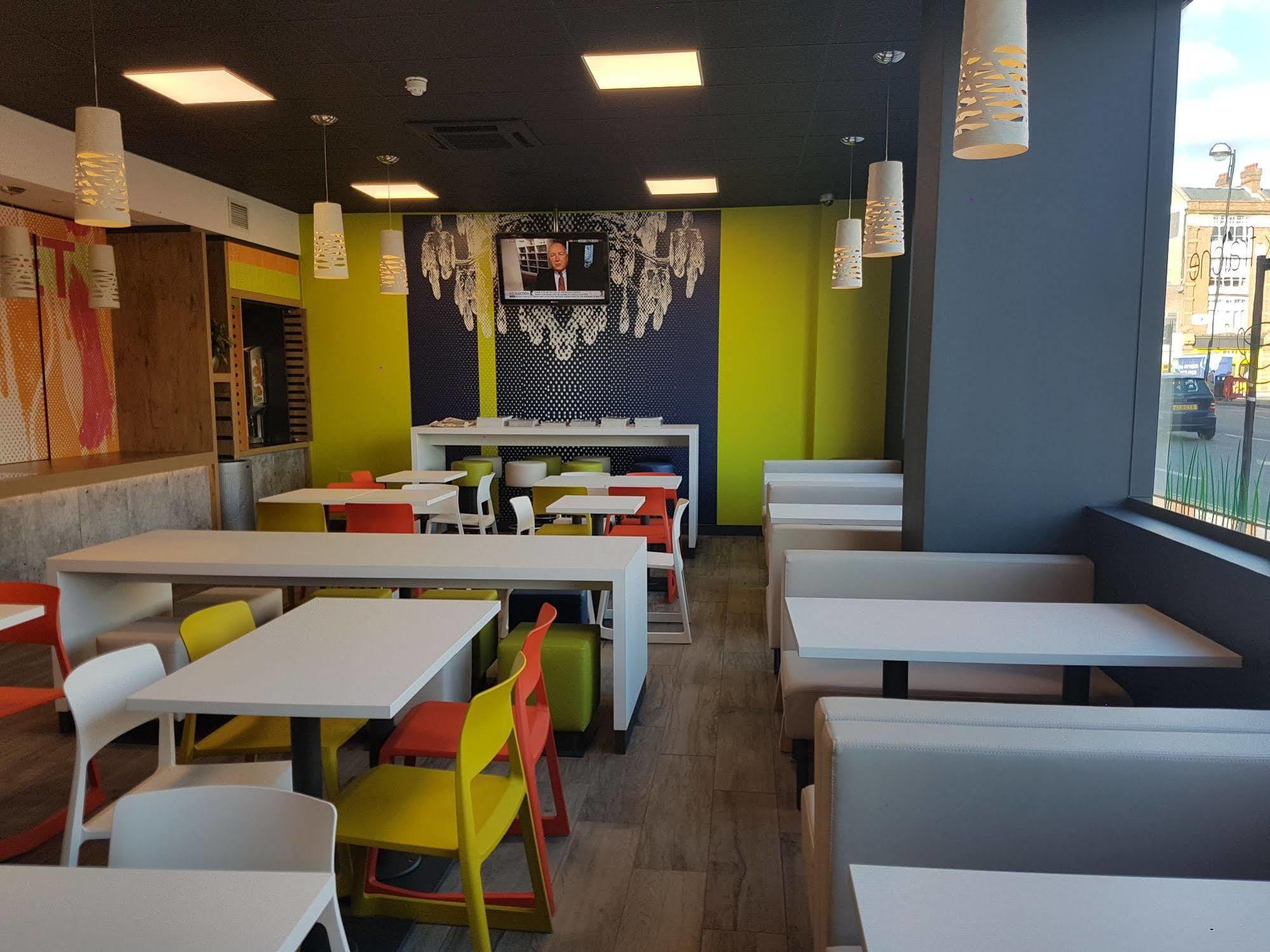 Ibis Budget London Гаунслоу Екстер'єр фото