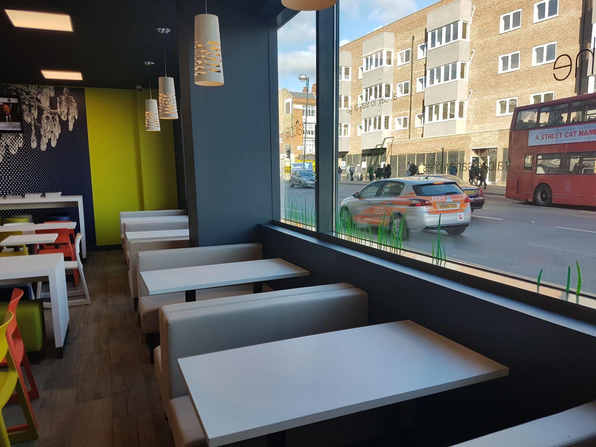 Ibis Budget London Гаунслоу Екстер'єр фото