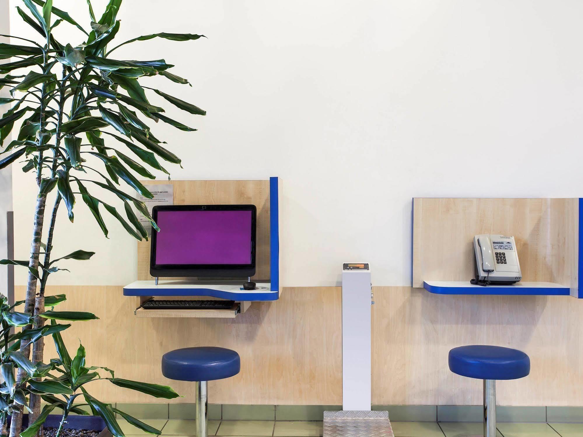 Ibis Budget London Гаунслоу Екстер'єр фото